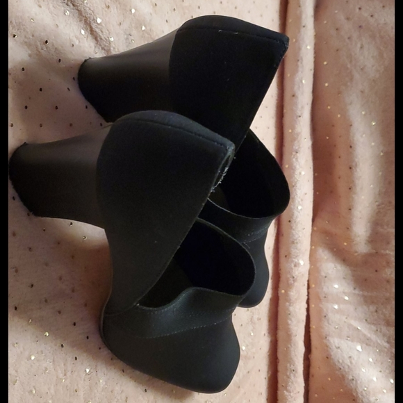 Heels - Picture 2 of 5